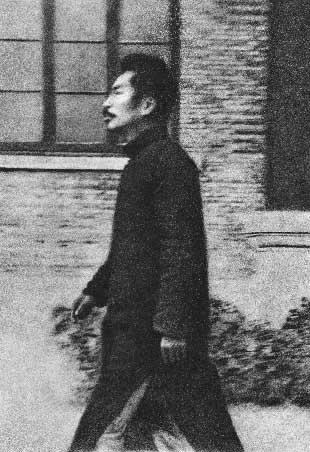 《鲁迅相片集》：去光华大学等学校演讲 1927年十一月