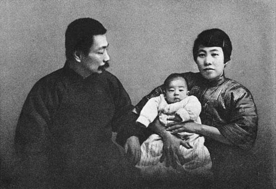 《鲁迅相片集》：1930年1月在上海“海婴生一百日”所摄